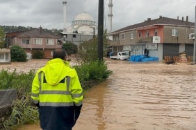 Sakarya'nın Karasu İlçesinde Dere Taştı: Ev ve İş Yerlerini Su Bastı