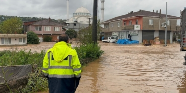 Sakarya'nın Karasu İlçesinde Dere Taştı: Ev ve İş Yerlerini Su Bastı