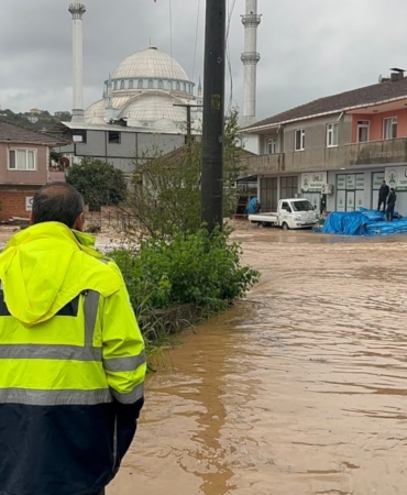 Sakarya'nın Karasu İlçesinde Dere Taştı: Ev ve İş Yerlerini Su Bastı