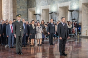 Muayenehaneler Derneği 1 Ekim Ulusal Muayenehane Hekimleri Günü'nde Anıtkabir'i Ziyaret Etti