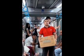 Akdeniz Üniversitesi Mezunu Genç Kasiyer Olarak İşe Başlamasını Metroda Makarna Dağıtarak Kutladı