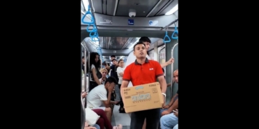 Akdeniz Üniversitesi Mezunu Genç Kasiyer Olarak İşe Başlamasını Metroda Makarna Dağıtarak Kutladı